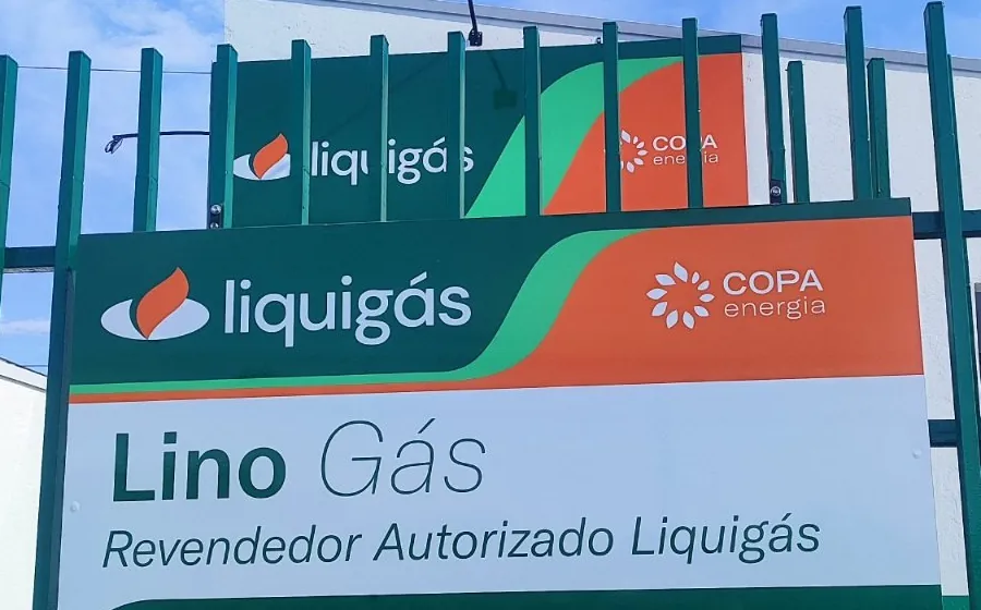 Placa Lino Gás, Revendedor Autorizado Liquigás, na grade verde da revenda