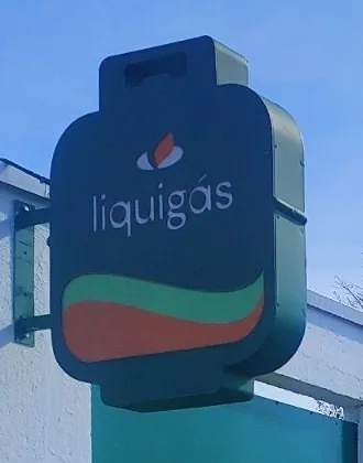 Totem verde em forma de botijão na esquina da Lino Gás